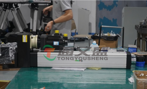 伸缩电动缸在养殖设备中的核心作用