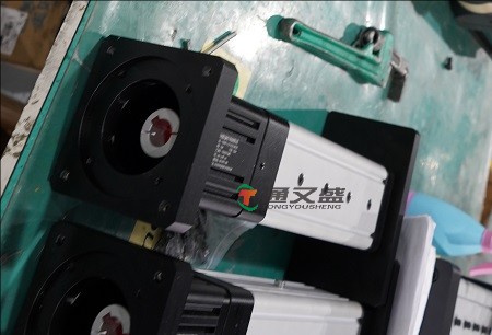 支撑电缸应用于国防工业中：地面装备与特种场景的 “动力核心”